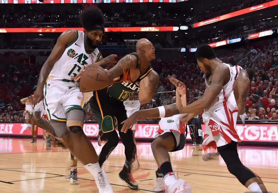 哈登与米切尔巅峰对决：火箭爵士战况激烈(图2)